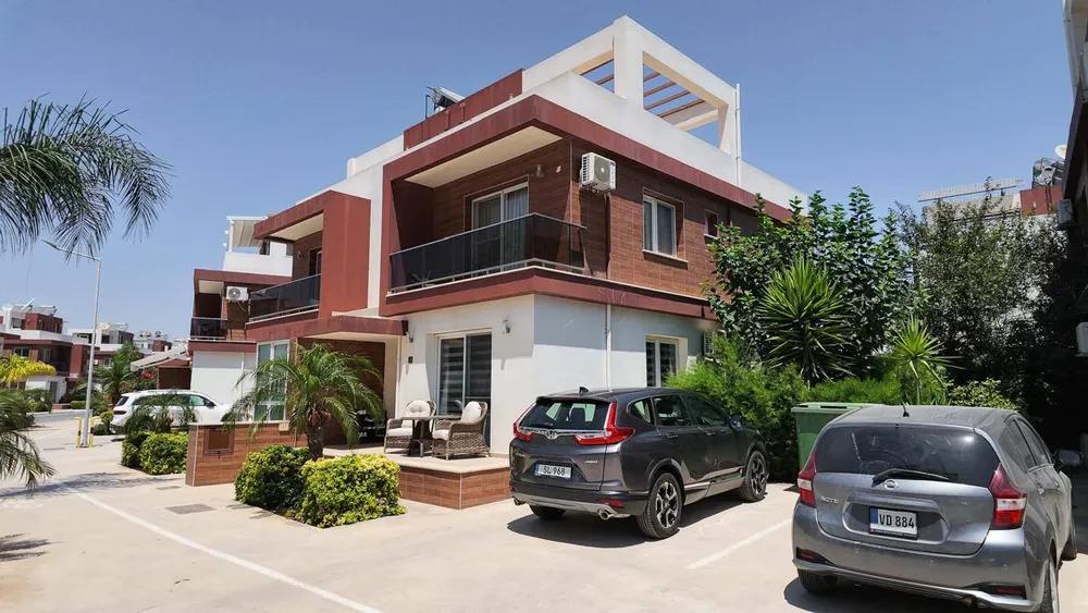 Coastal Garden Townhouse exterior and neighbouring residential lane