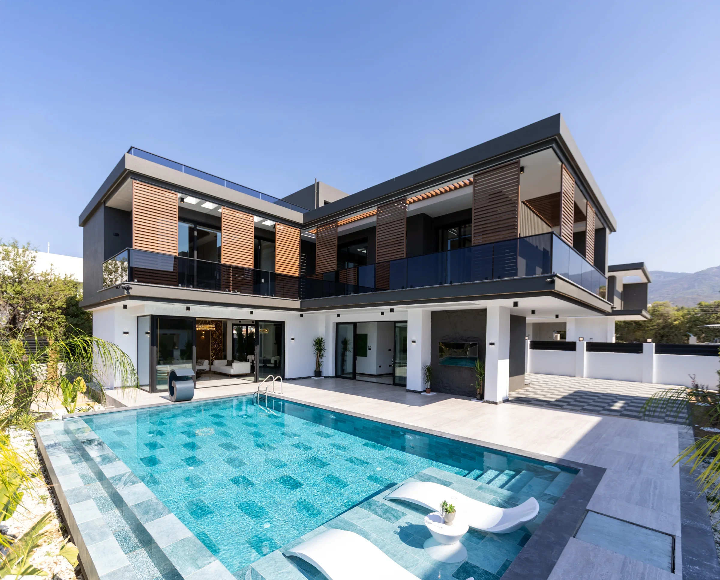 Contemporary Villa and its private pool in Kyrenia